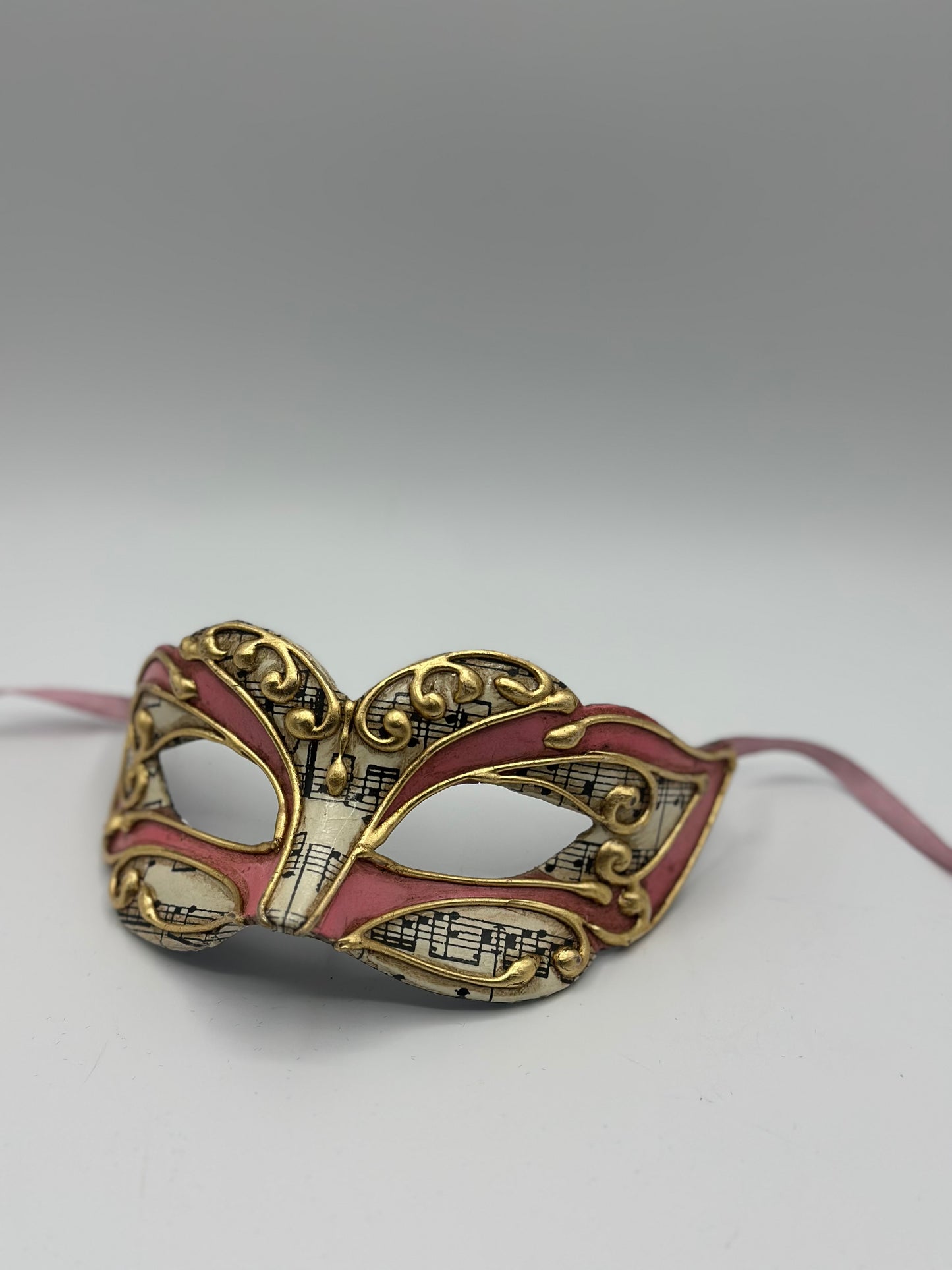 Máscara Veneciana de Baile – Rosa con Detalles Dorados y Notas Musicales