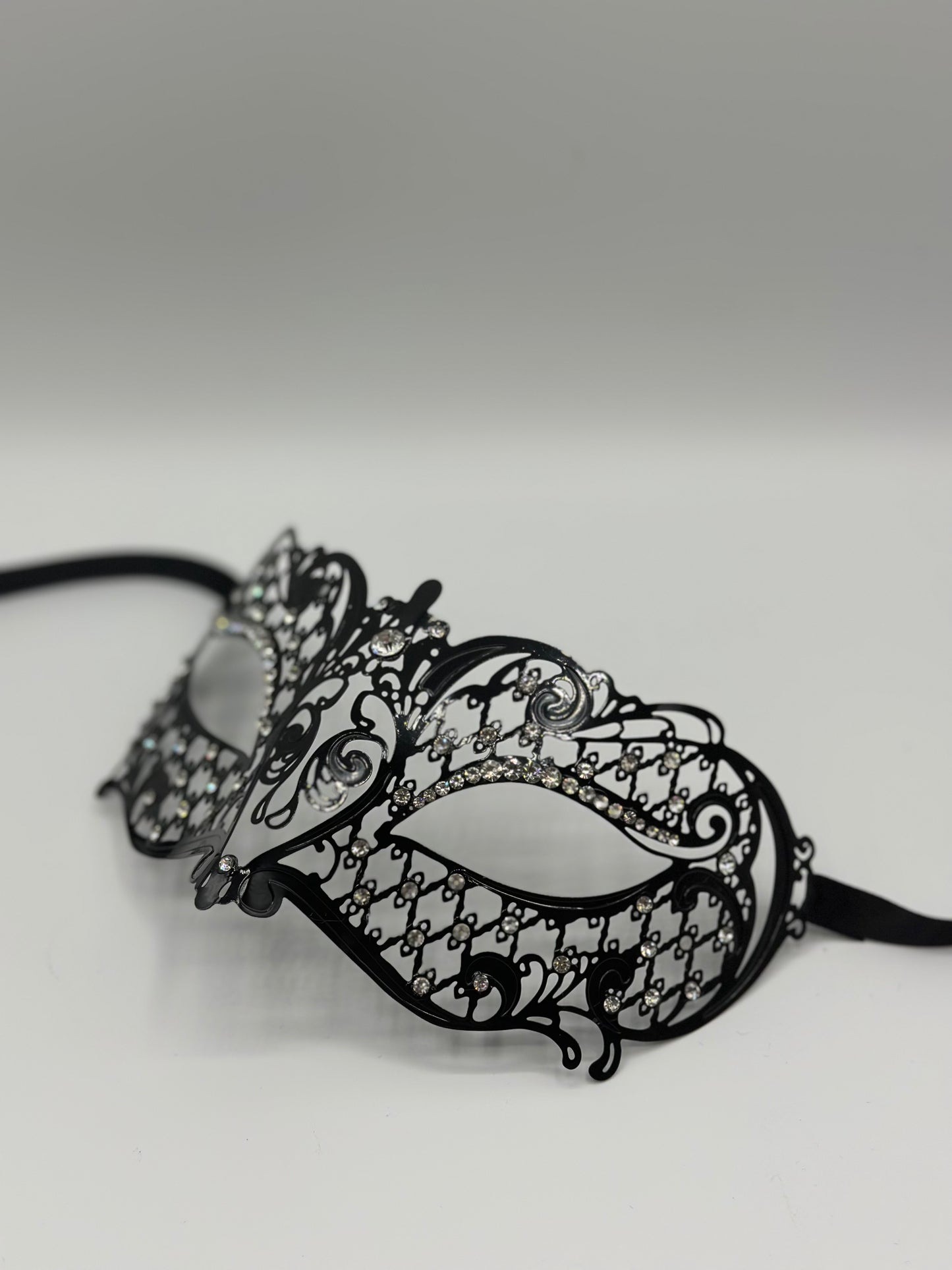 Maskerade masker voor vrouwen "Seranade" - Venetiaans masker van zwart metaal met strass steentjes