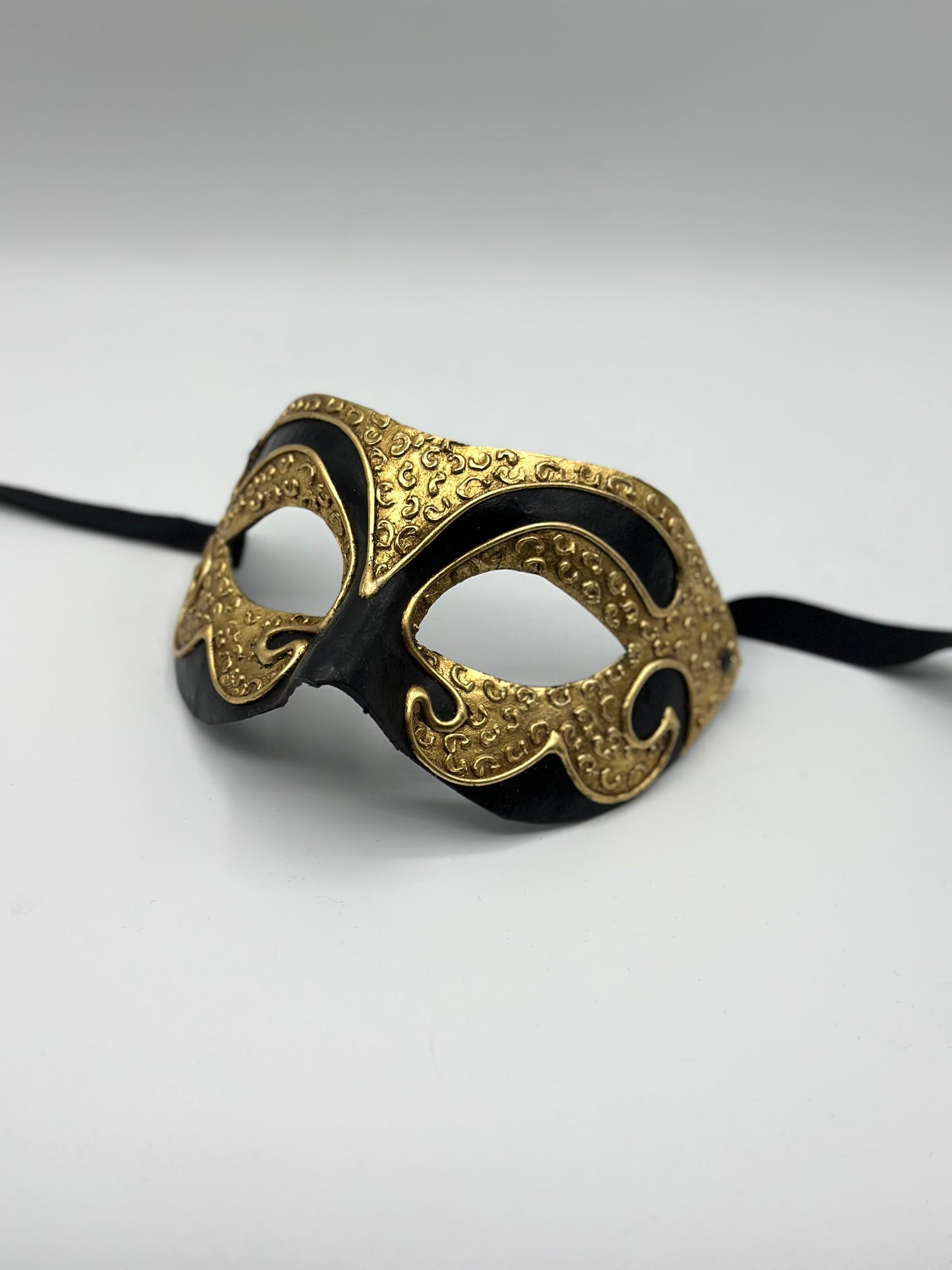 Venezianische Maskenmaske – Schwarz mit goldenen Details