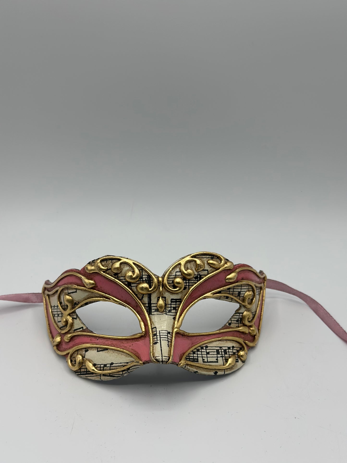 Máscara Veneciana de Baile – Rosa con Detalles Dorados y Notas Musicales