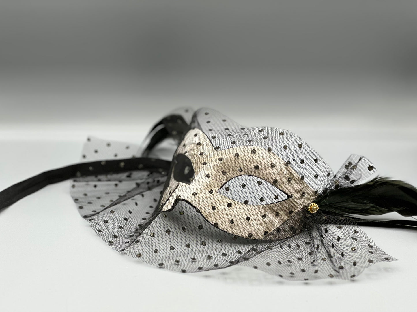 Masque vénitien fait main pour femme – Velours gris argenté avec voile noir et plumes