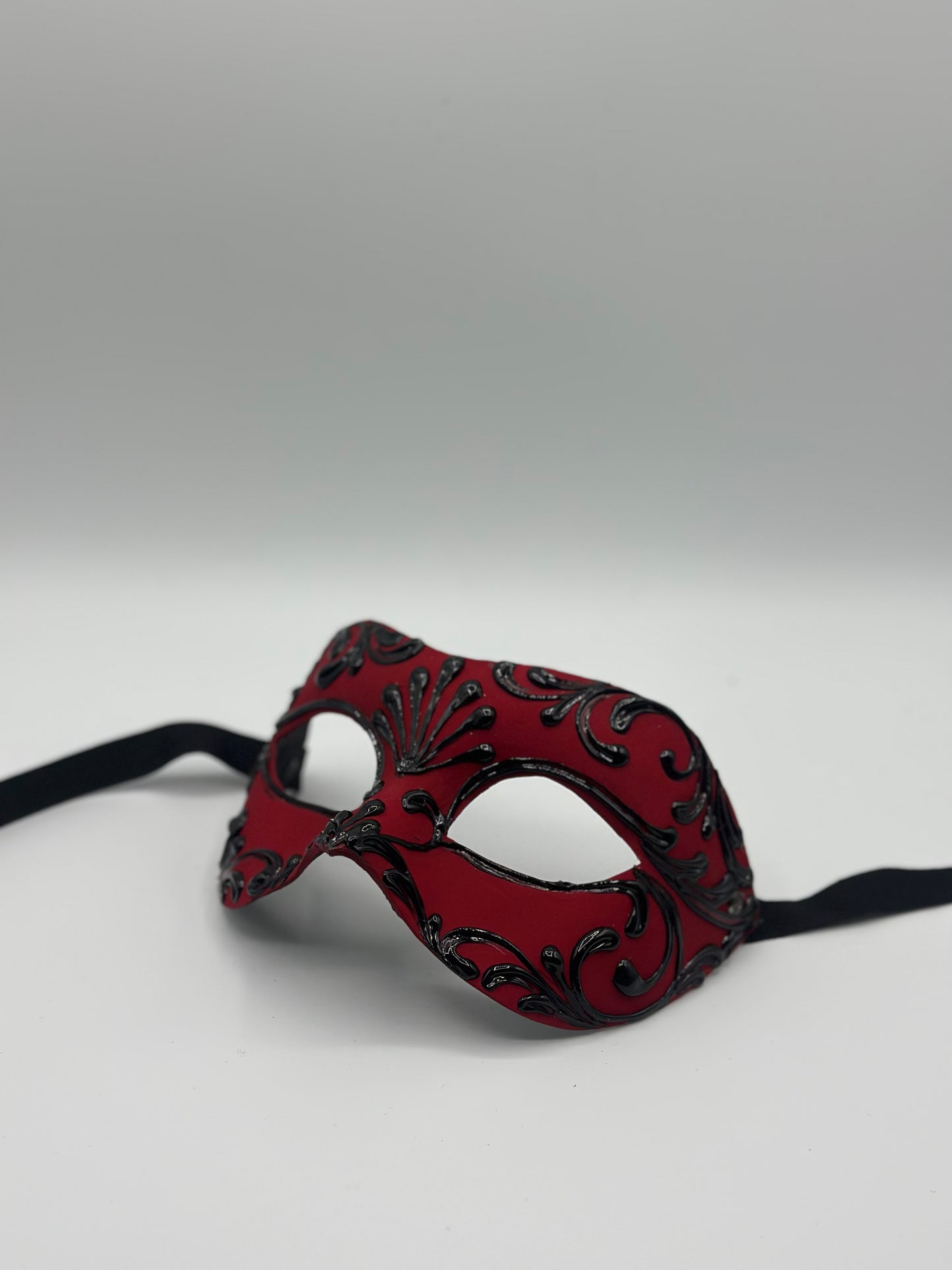 Rood venetiaans masker voor mannen - Barok masker rood met zwarte details.