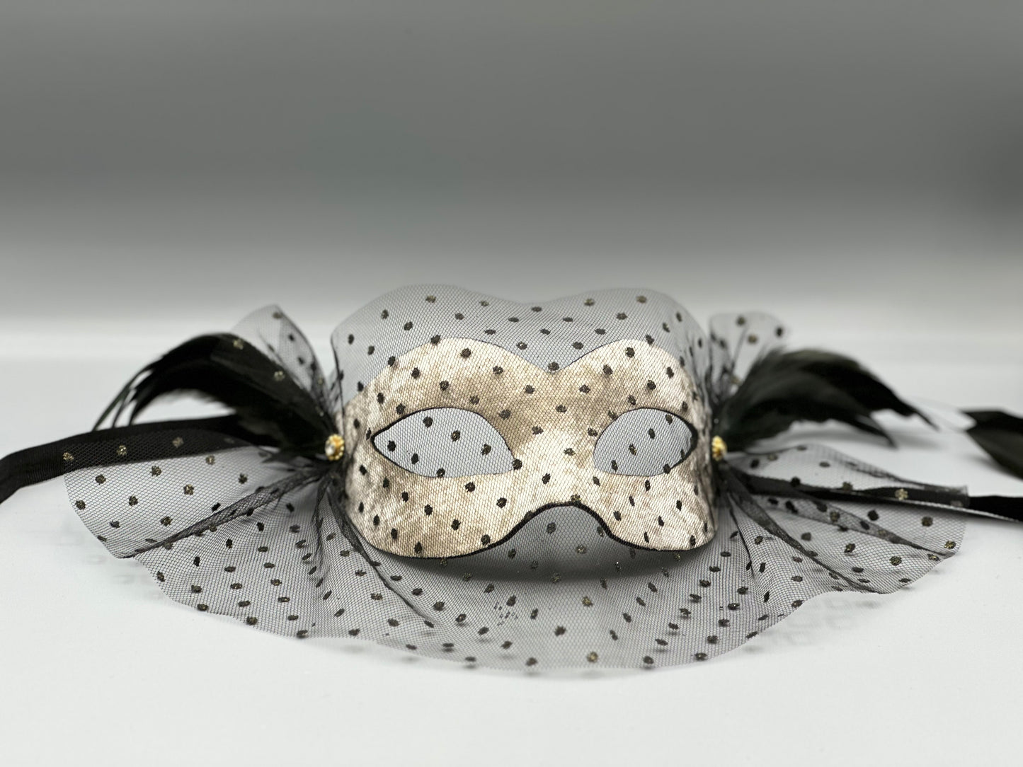 Masque vénitien fait main pour femme – Velours gris argenté avec voile noir et plumes