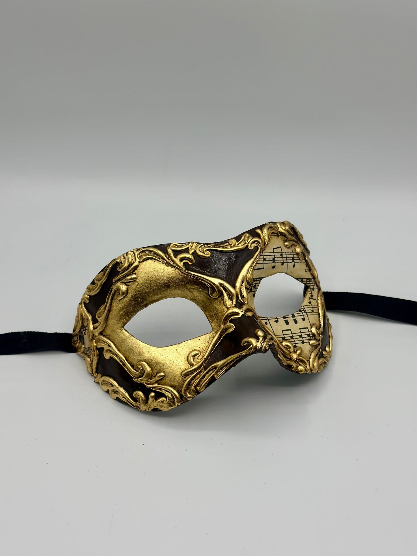 Masque motif notes de musique en or et marron