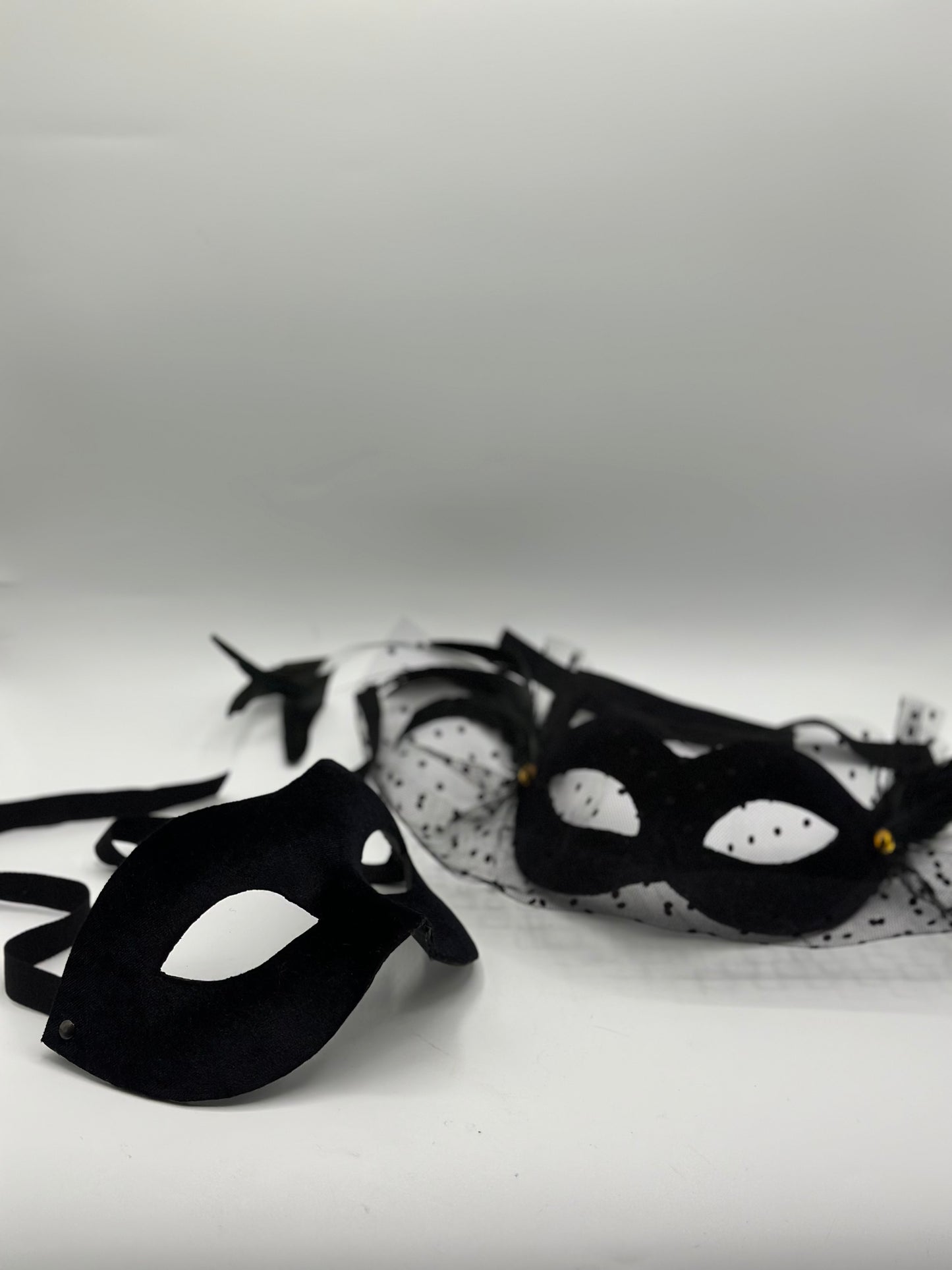 Twee Venetiaanse balmaskers - mannen- en vrouwenmasker - in zwart fluweel. Koppelmasker zwart