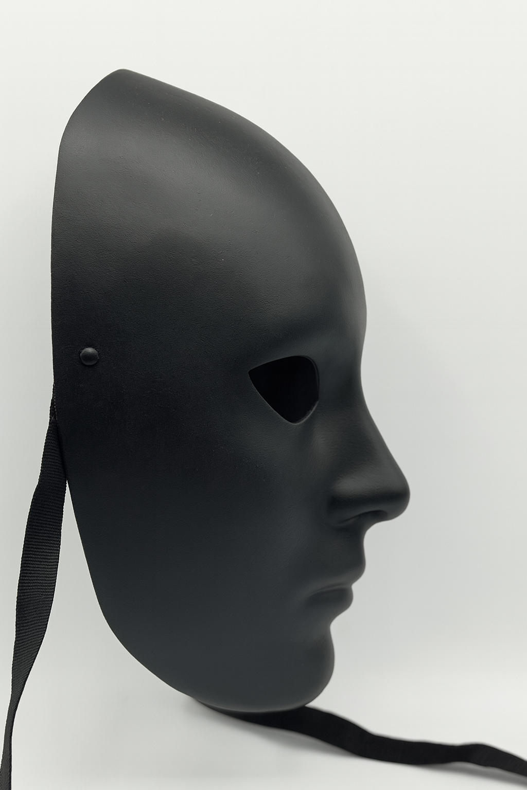 Schwarze Maske mit menschlichen Gesichtszügen