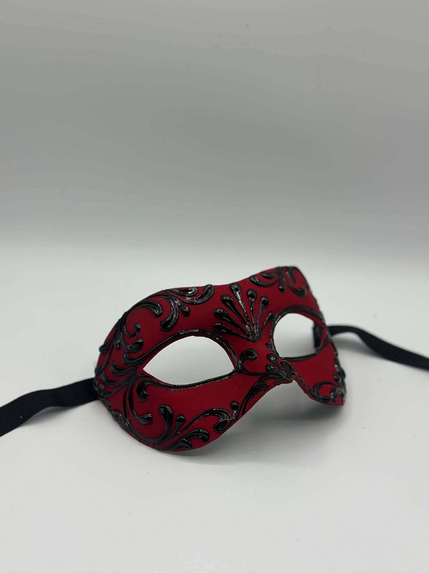 Masque vénitien rouge de luxe pour homme – Masque de costume avec détails baroques noirs