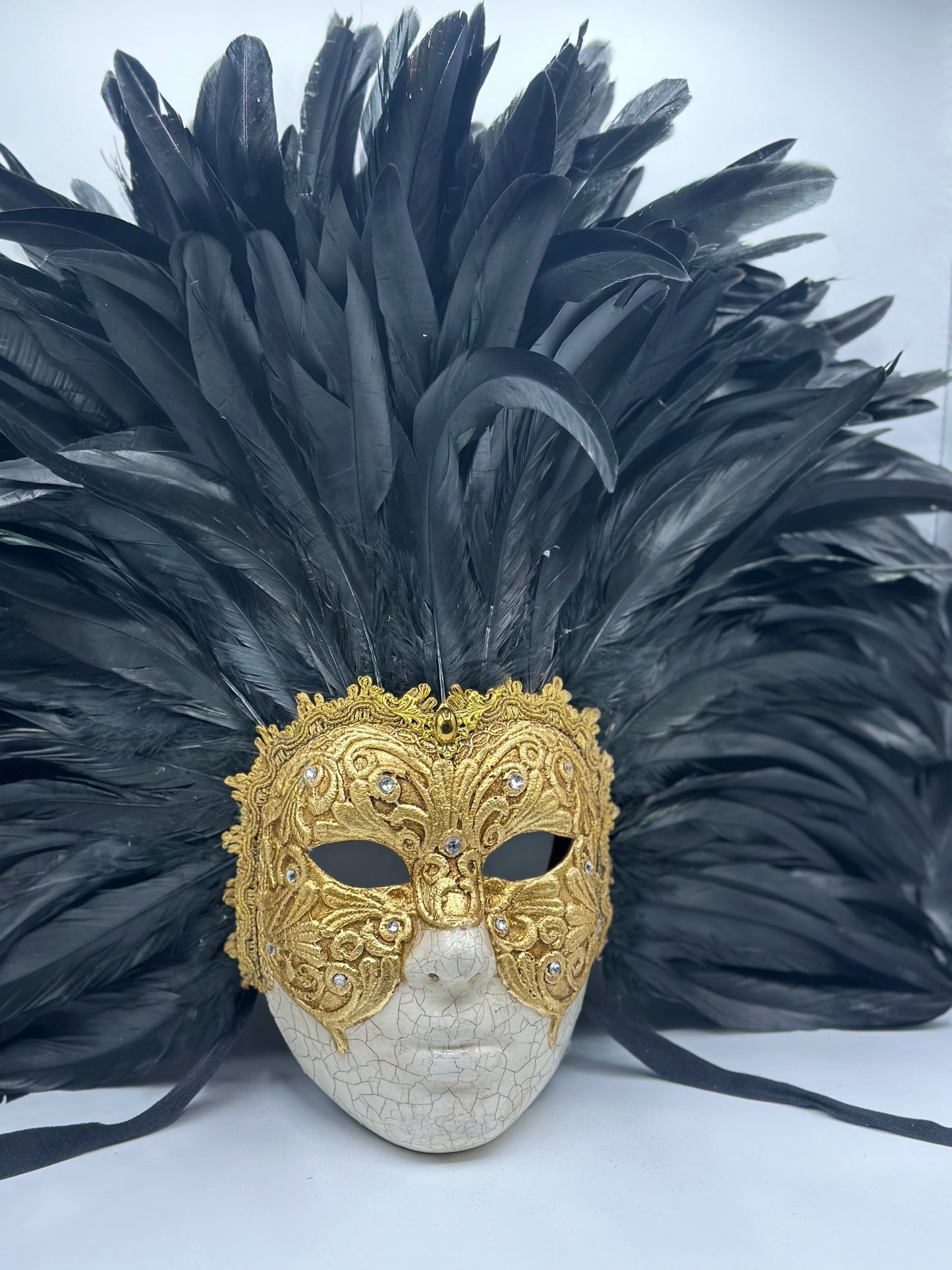 Gouden gezichtsmasker met veren