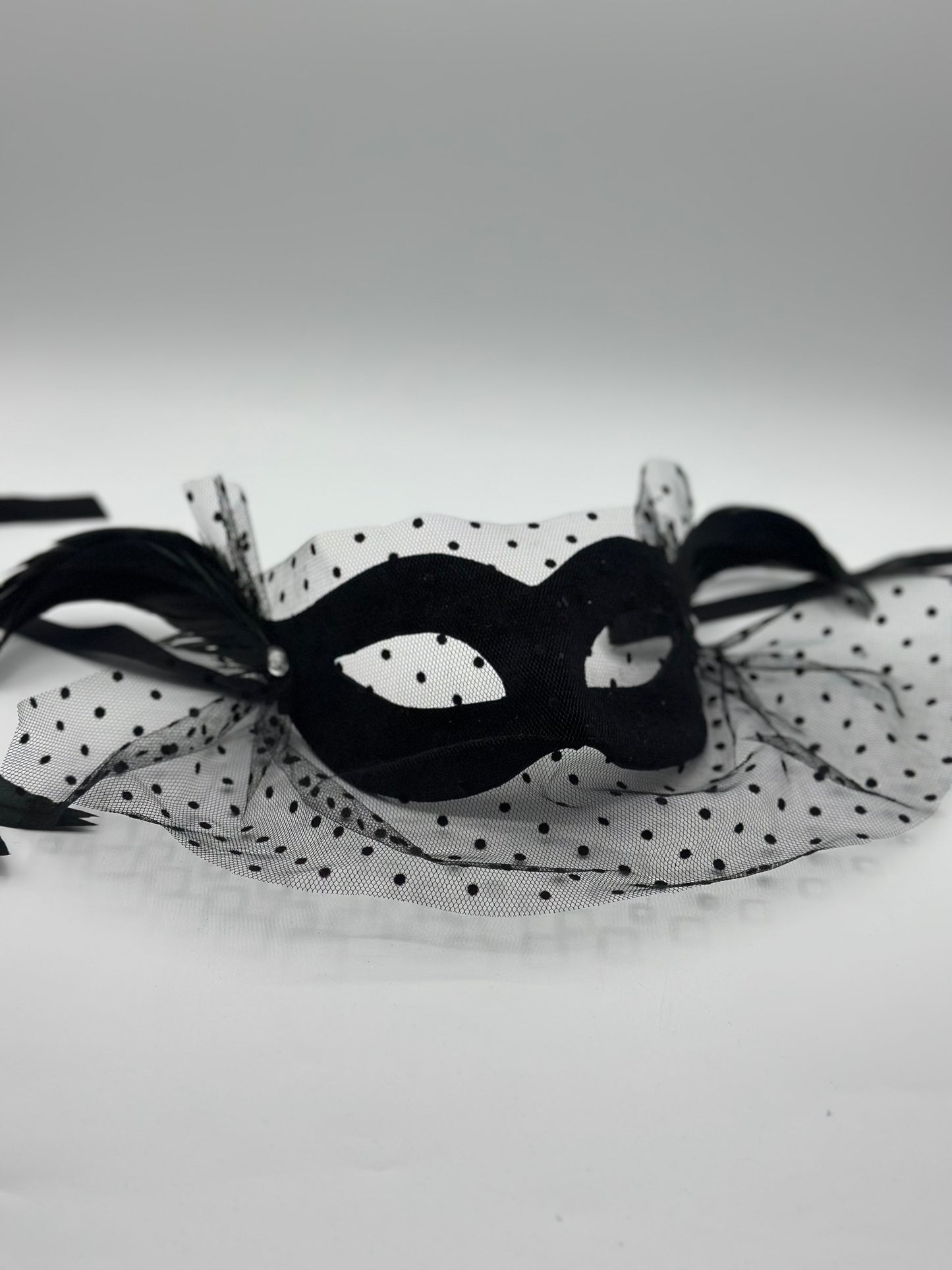 Masque de bal noir voilé