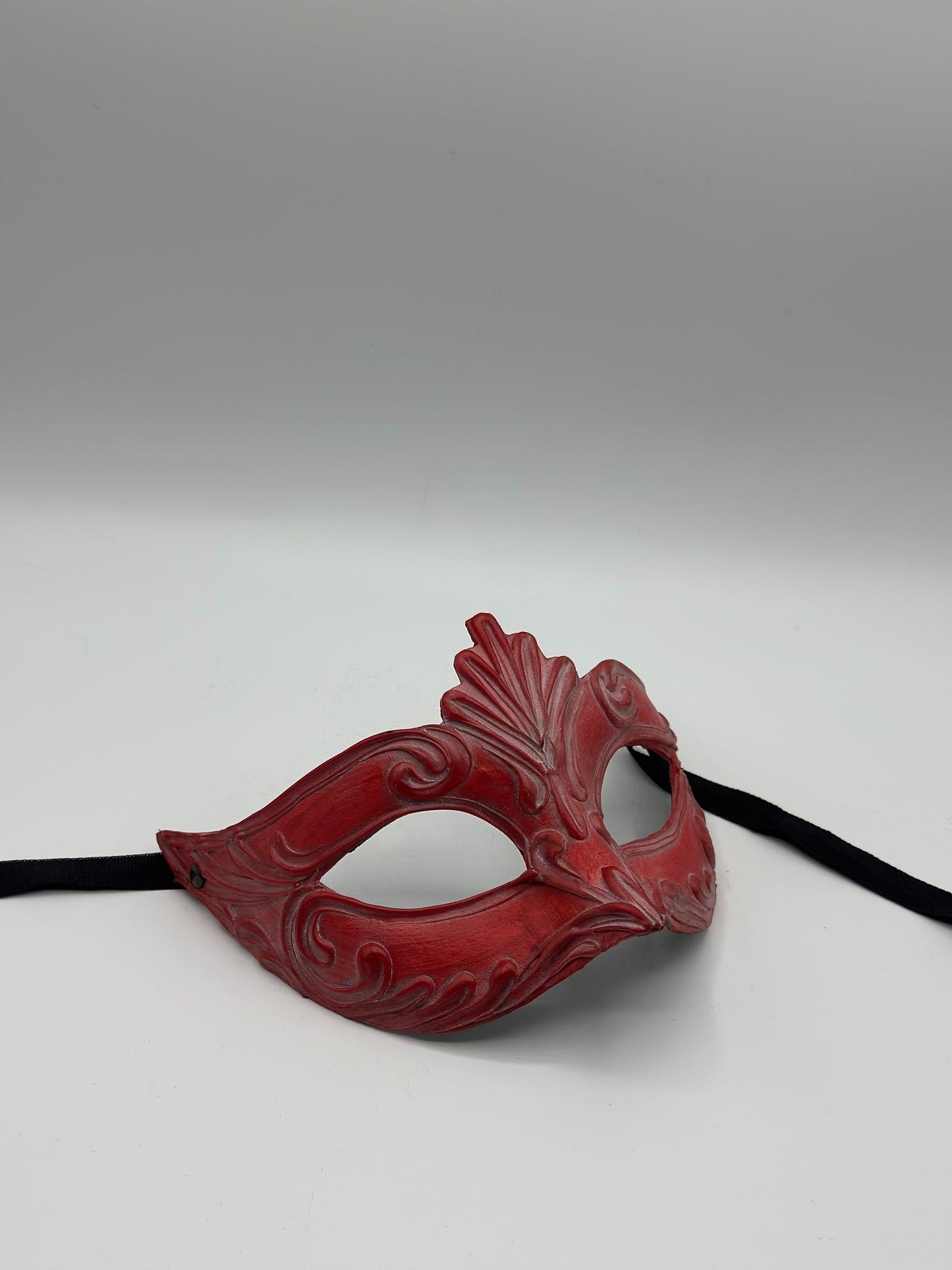 Rood Venetiaans Masker - Handgemaakt Papier-Mâché | Matte Afwerking, Elegant & Uniek