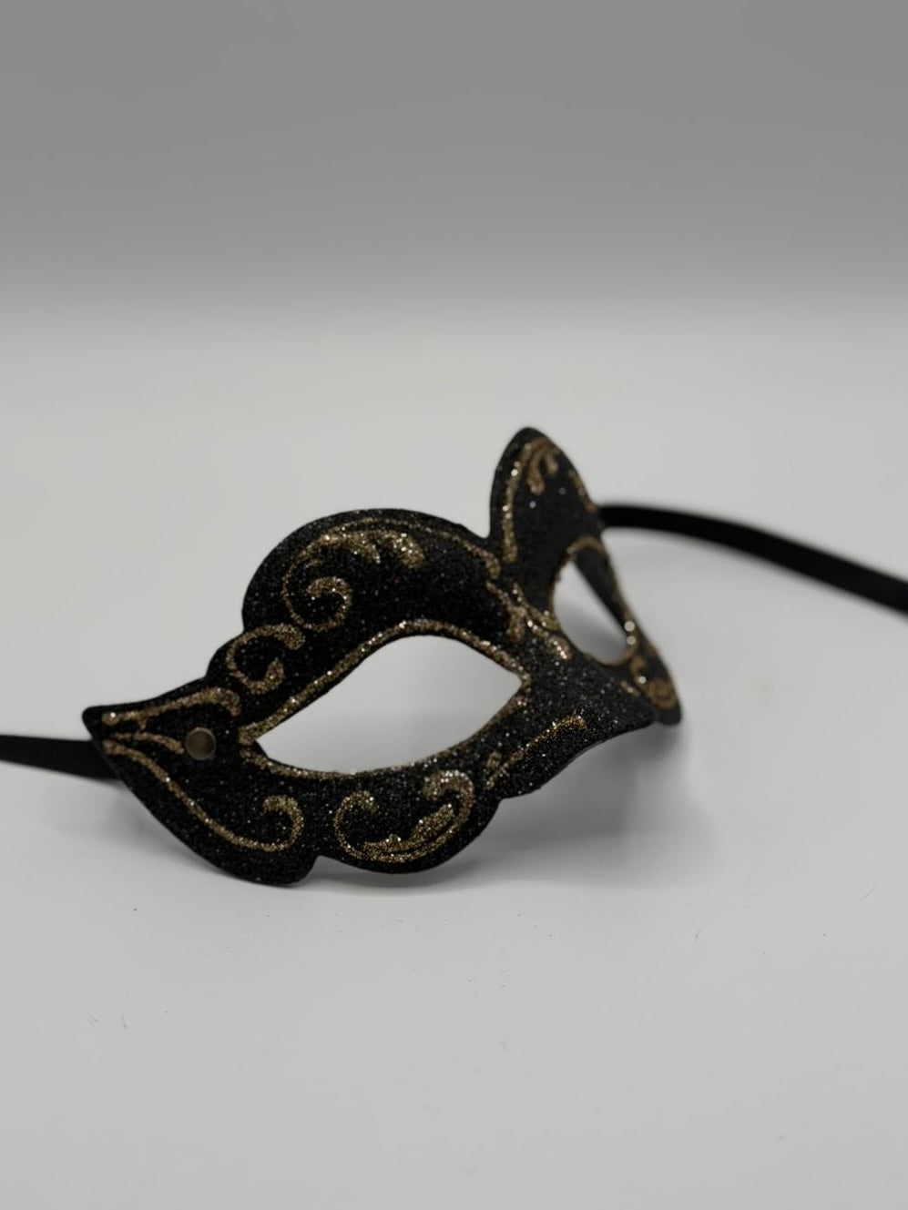 Zwart glitter masker. Venetiaans masker zwart met gouden glitters