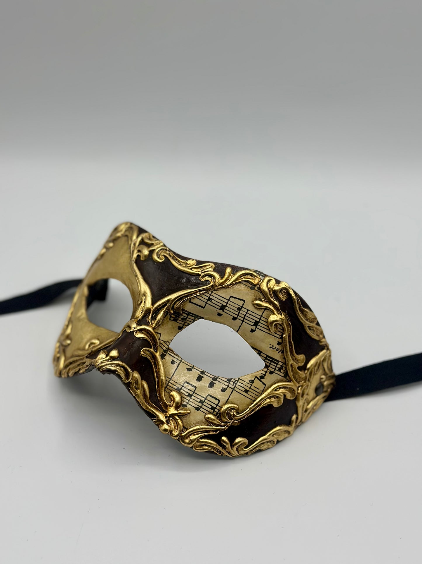 Masque motif notes de musique en or et marron