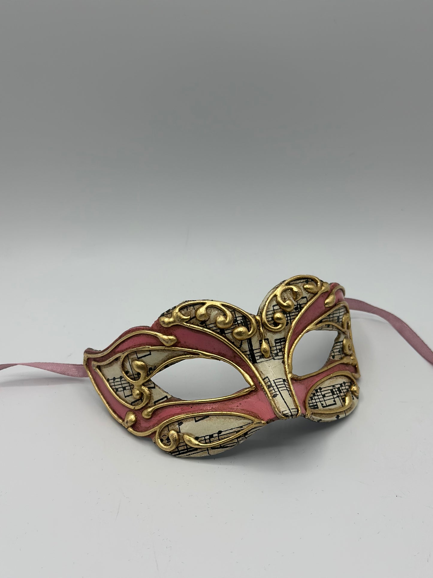 
Máscara Veneciana de Baile – Rosa con Detalles Dorados y Notas Musicales