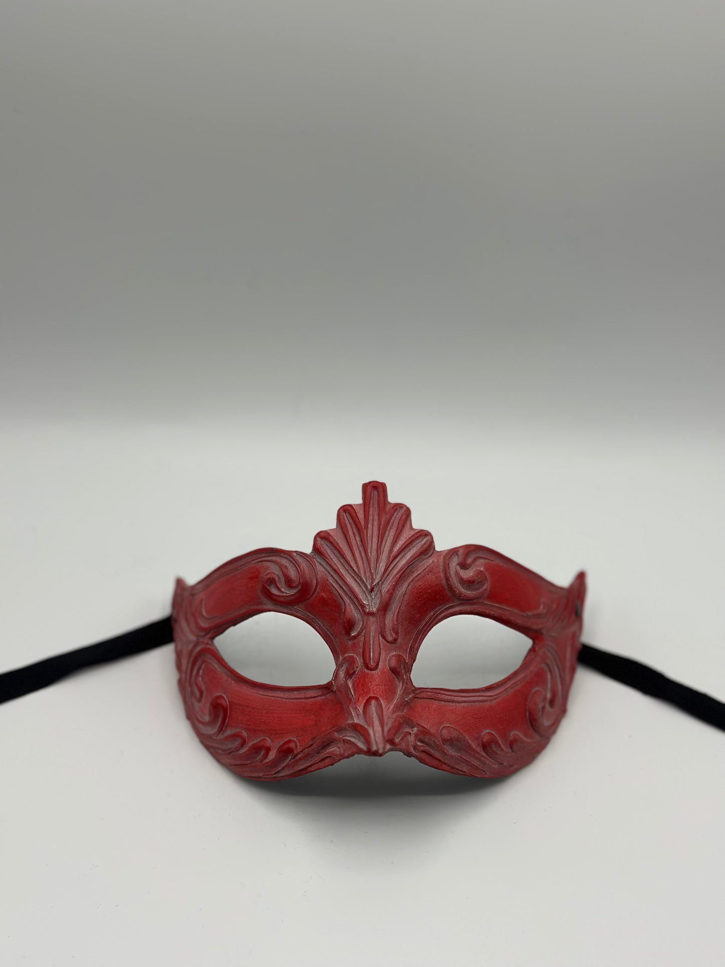 Rood Venetiaans Masker - Handgemaakt Papier-Mâché | Matte Afwerking, Elegant & Uniek