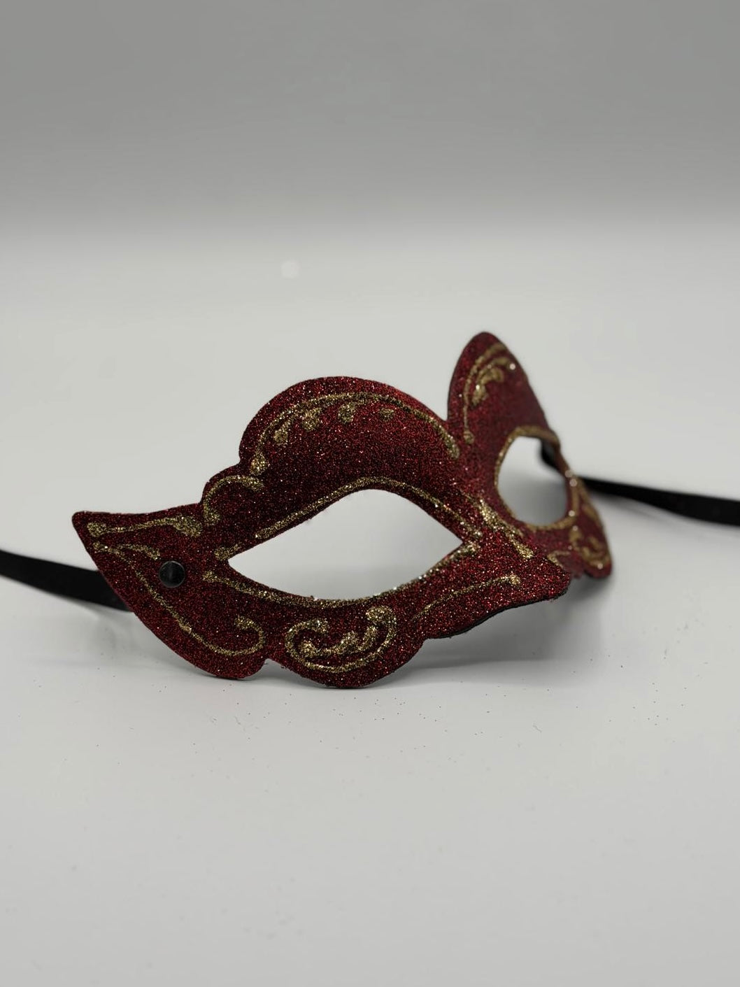 Máscara Veneciana Roja con Brillo – Máscara de Mascarada con Detalles Dorados