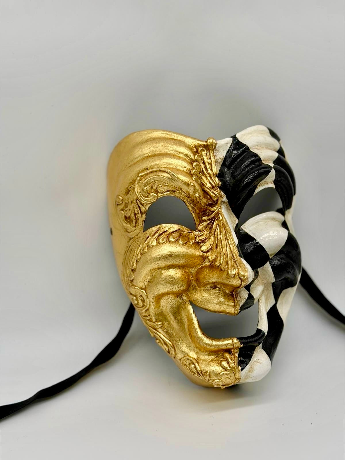 Masque comique doré et noir blanc