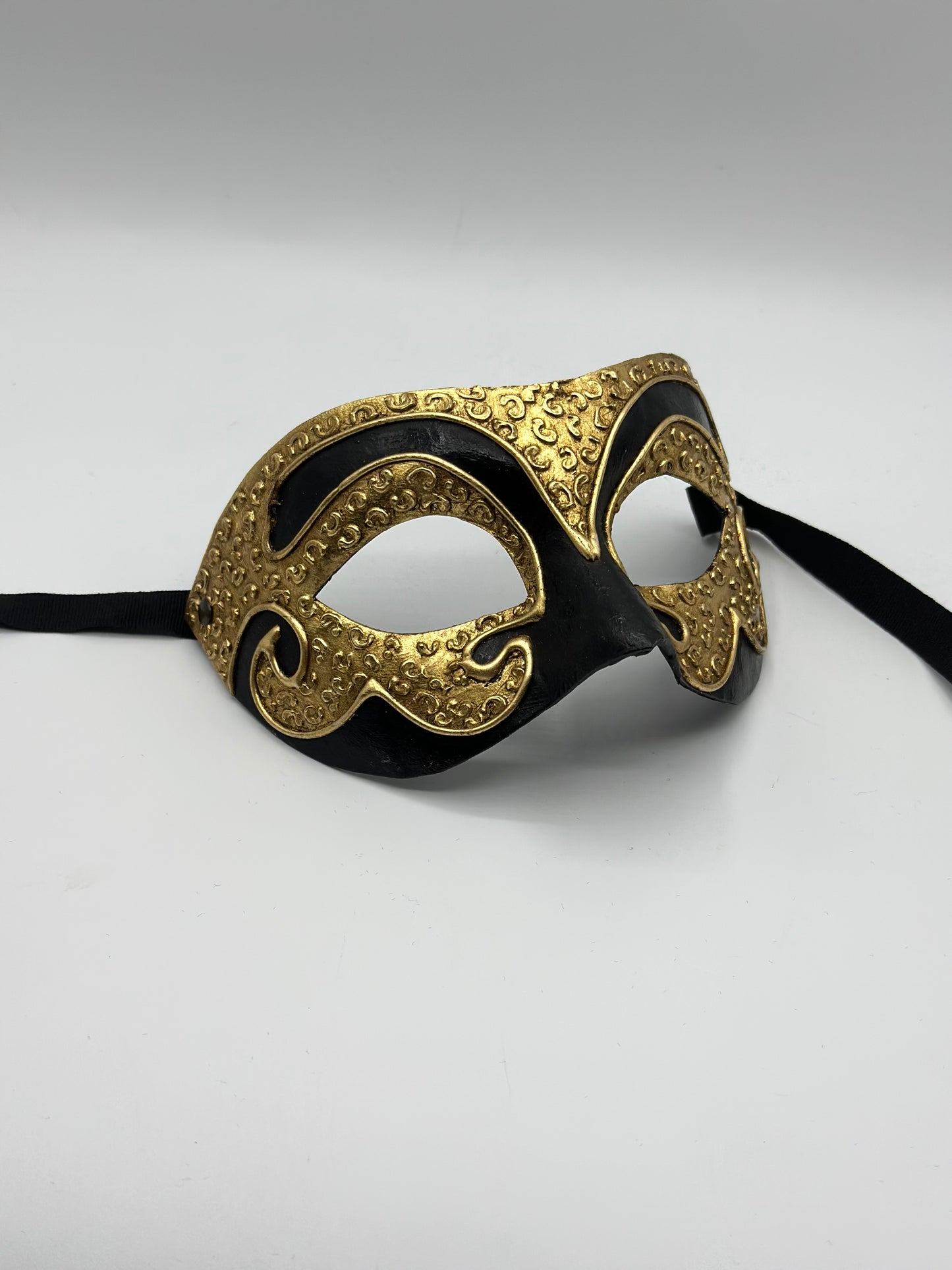 Venezianische Maskenmaske – Schwarz mit goldenen Details