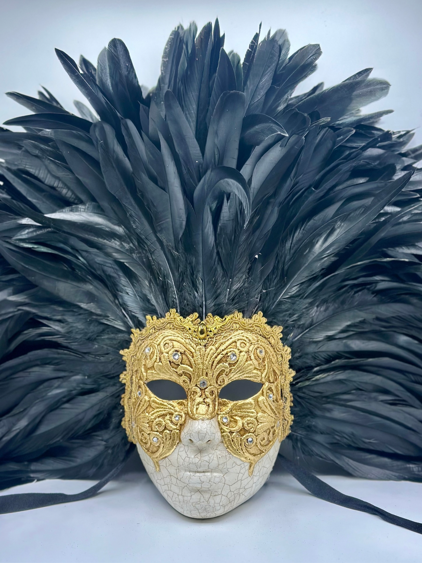 Gouden gezichtsmasker met veren