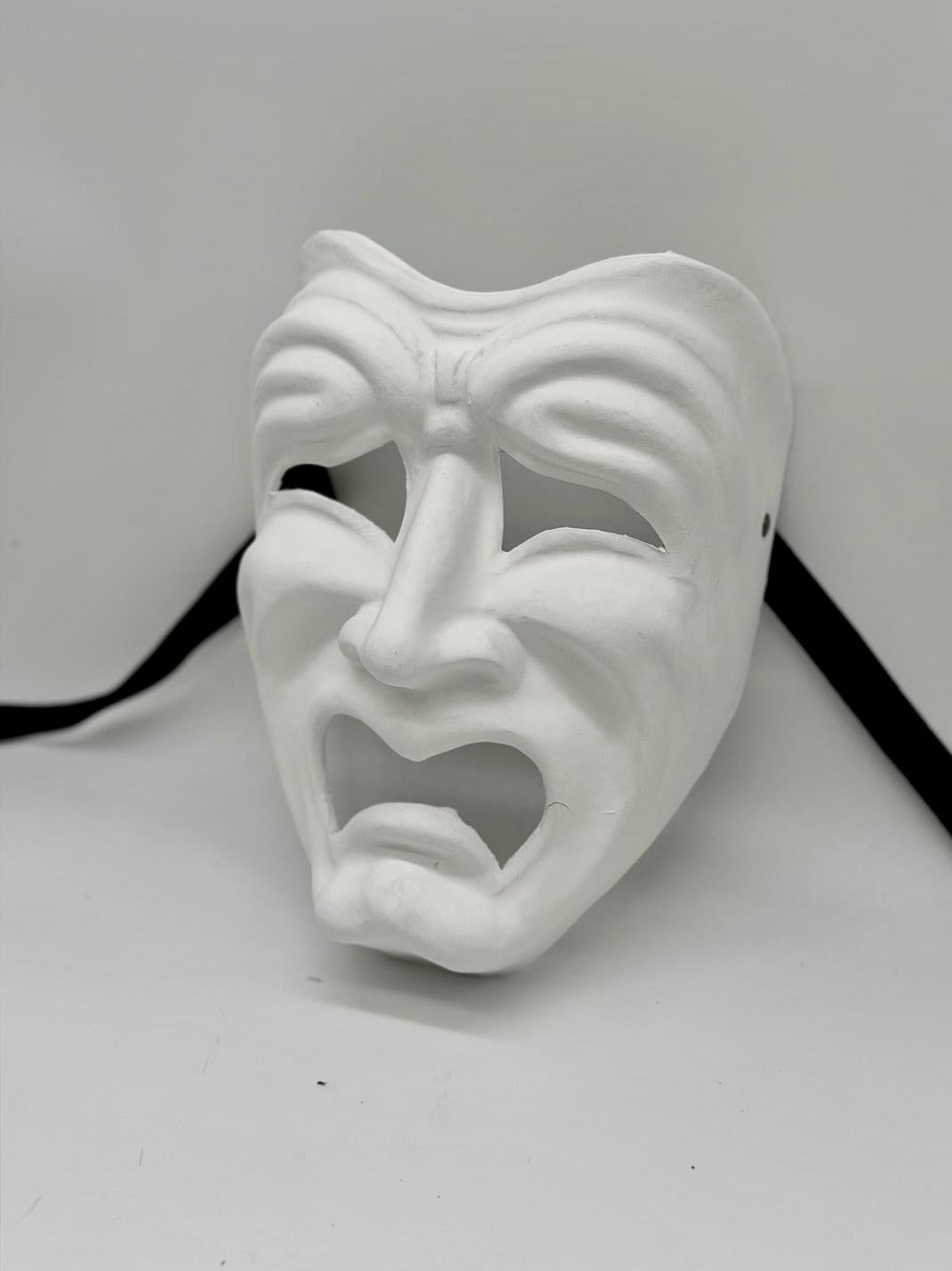 Máscara Piangi en papel maché blanco