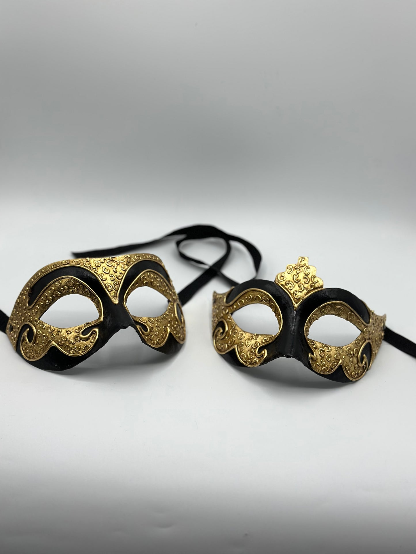 Set de Máscaras de Pareja Venecianas – Negro y Dorado – Él & Ella – 2 Piezas