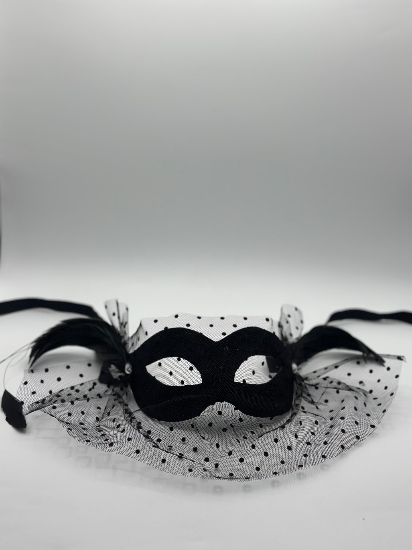 Masque de bal noir voilé