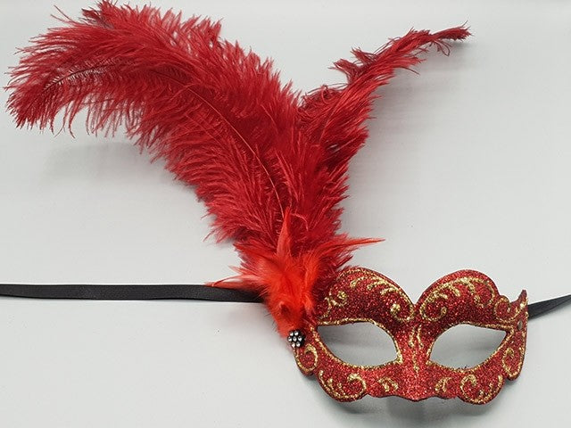 Ballmaske mit rotem Federbusch